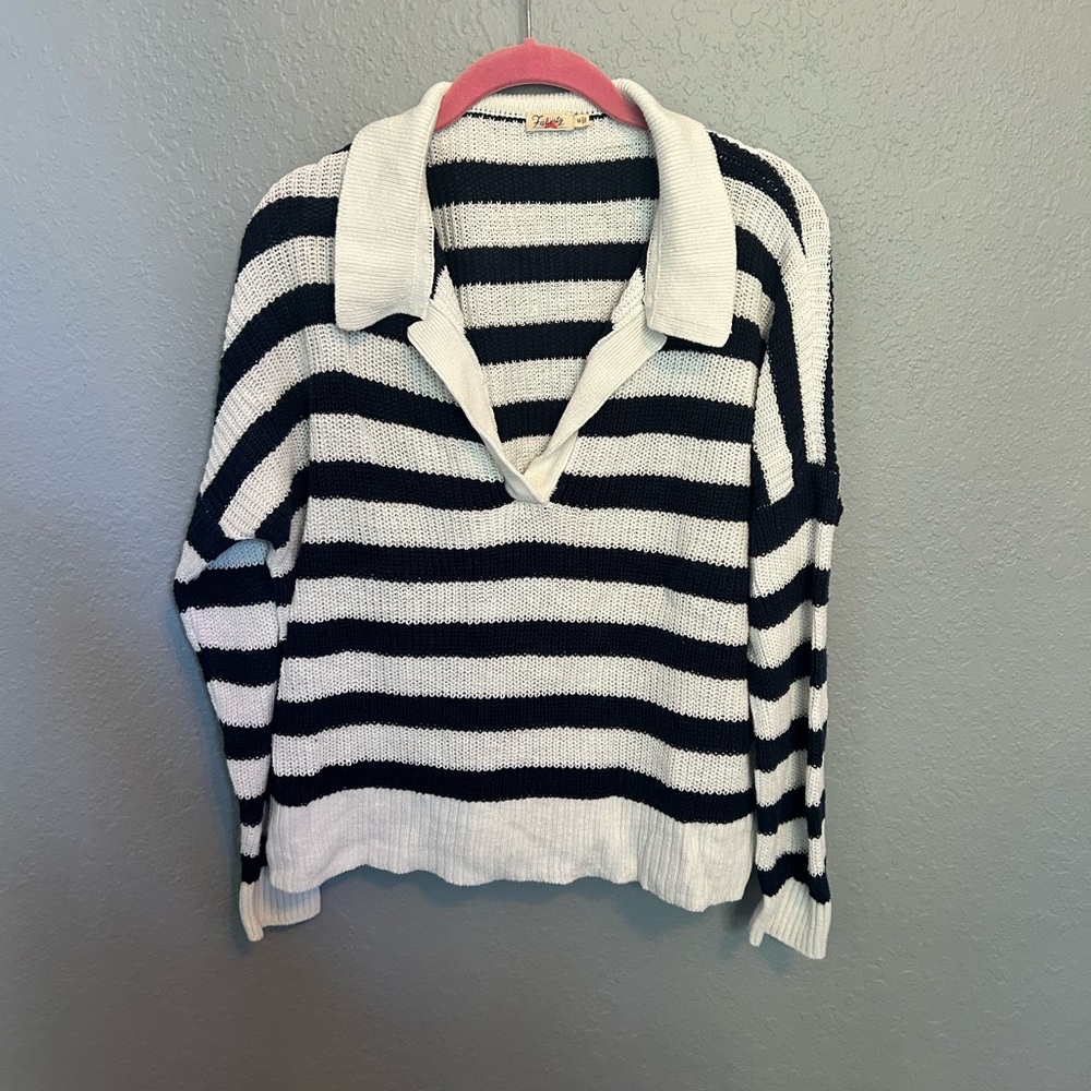 Faherty - Striped Navy and White Collared Women's Sweater.
Linen.